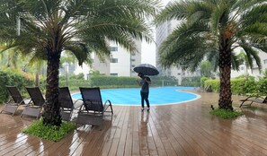 Una piscina al aire libre