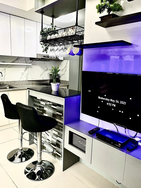 Microwave, electric kettle, cookware/dishes/utensils