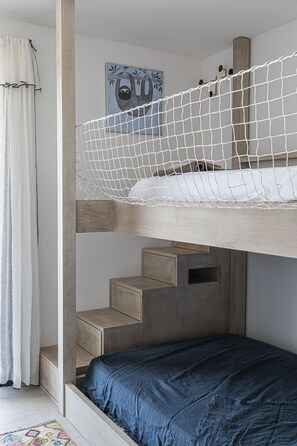 5 Schlafzimmer, Schreibtisch, Bügeleisen/Bügelbrett, Reisekinderbett