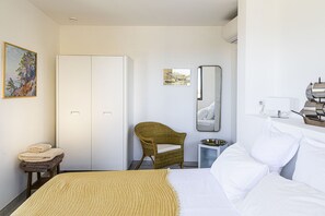 5 chambres, bureau, fer et planche à repasser, lit parapluie