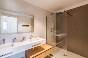 Douche, sèche-cheveux, serviettes fournies, savon