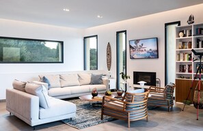 Smart-TV, Kamin, Tischfußball, Tischtennisplatte