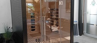 Vacation home "Palmenland " with sauna, whirlpool, small waterfall and water place