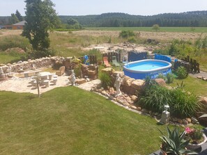 Een buitenzwembad en een verwarmd zwembad