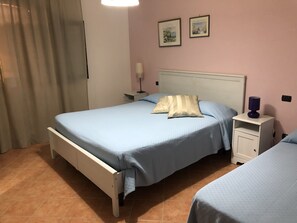 2 slaapkamers, een strijkplank/strijkijzer, reisbedje, gratis wifi