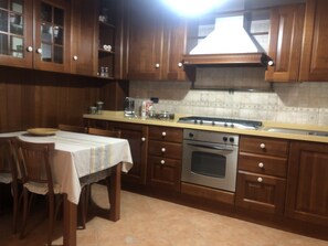 Fridge, oven, stovetop, coffee/tea maker - Marina di Camerota - Casa Vacanze in Villa Panoramica con Giardino (Marina di Camerota)