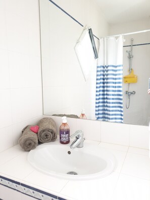 Combined shower/tub, hair dryer, towels, soap - Maison Avec Piscine Proche Bassin D'arcachon (Mios)