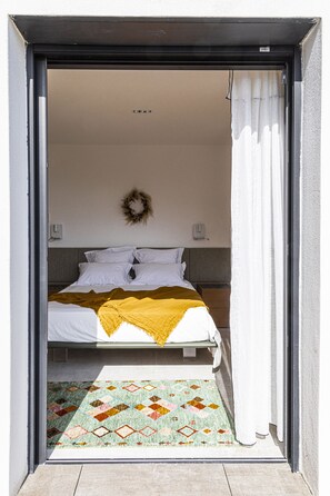 10 Schlafzimmer, Schreibtisch, Bügeleisen/Bügelbrett, Reisekinderbett