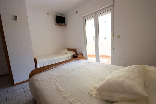 Free WiFi, bed sheets