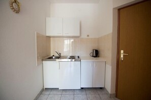 Kühlschrank, Wasserkocher mit Kaffee-/Teezubehör, Wasserkocher