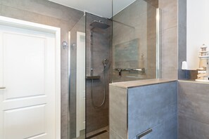 Dusche, Haartrockner, Handtücher, Seife