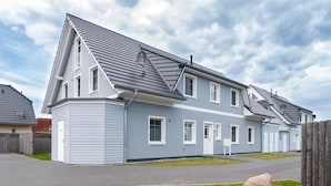 A modern two-story residential building with a grey facade, white trim, and a sloped roof. - Fewo am Horizont No3 Exklusivgenießen in Zingst (Zingst)