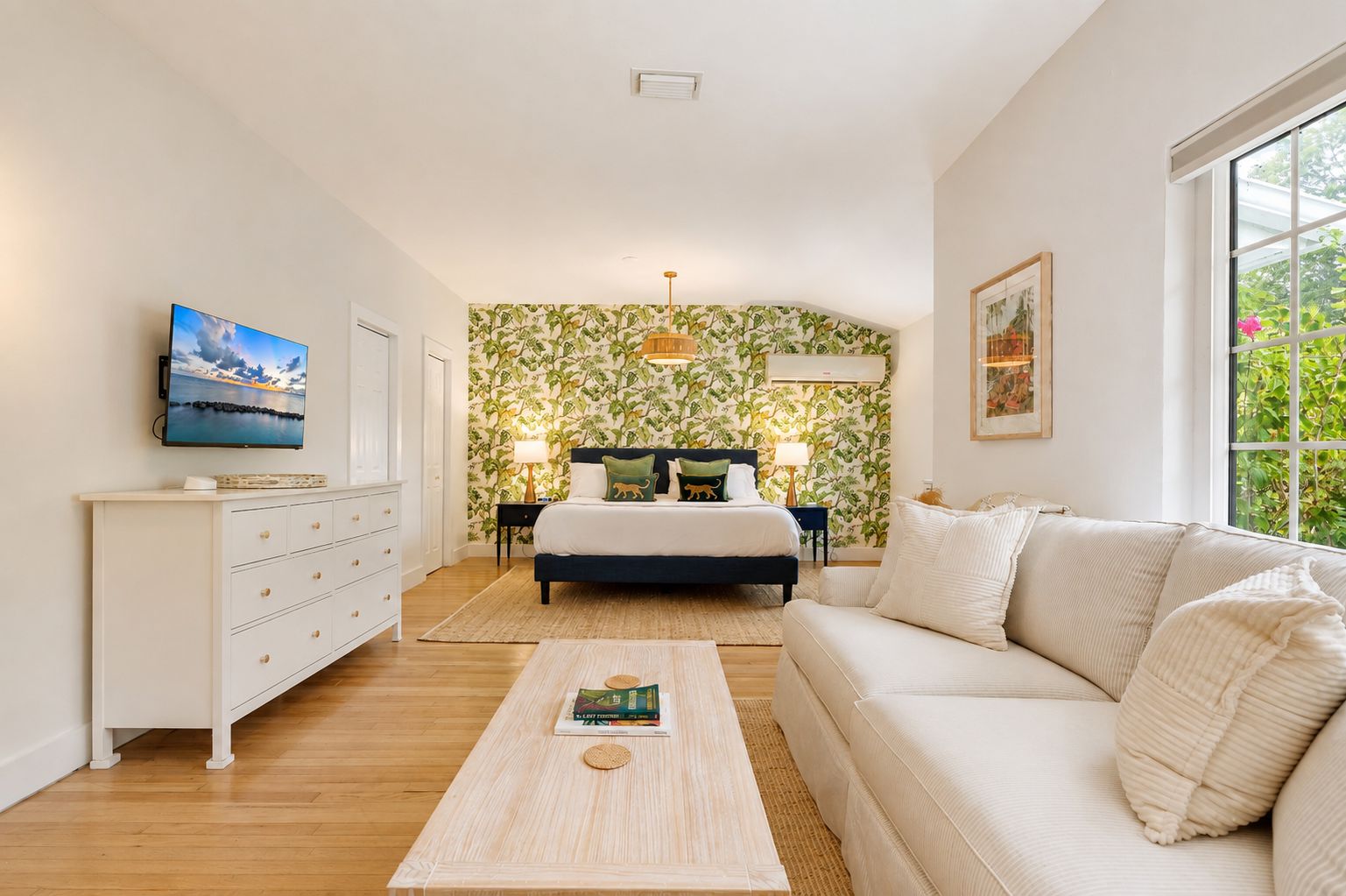 Smart TV, books, stereo, offices