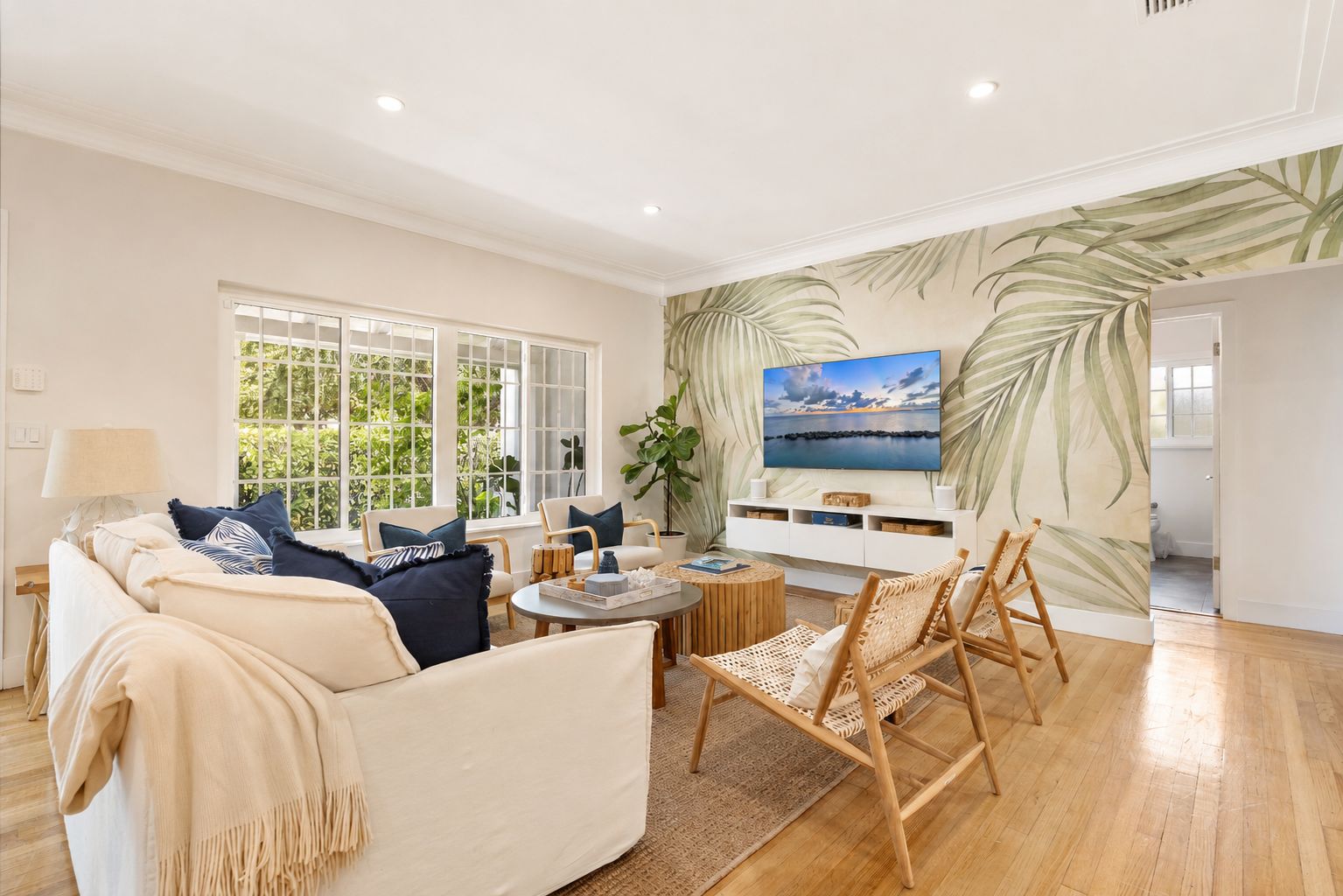 Smart TV, books, stereo, offices