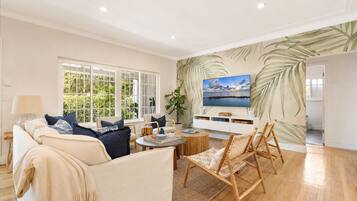 Smart TV, books, stereo, offices