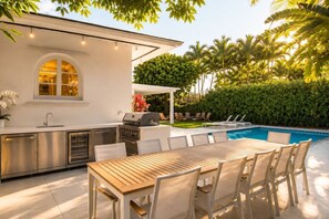 Outdoor dining - Perfect Location Family Friendly - Heated Salt Pool - Outdoor Kitchen-Firepit (Miami)