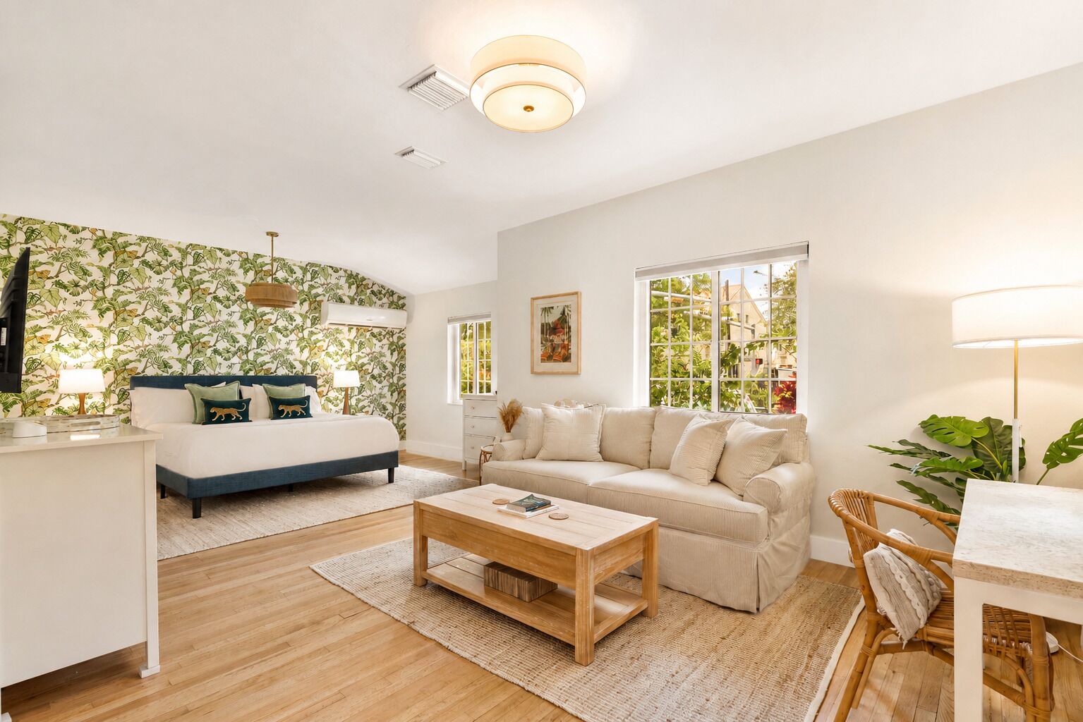 Smart TV, books, stereo, offices