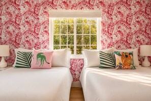 4 Schlafzimmer, Schreibtisch, Bügeleisen/Bügelbrett, Reisekinderbett