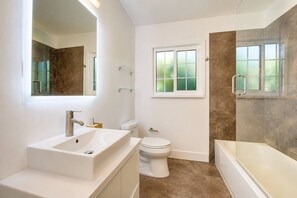 Combined shower/tub, hair dryer, towels, soap - Perfect Location Family Friendly - Heated Salt Pool - Outdoor Kitchen-Firepit (Miami)