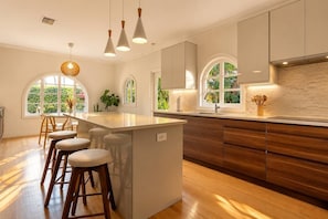 Coffee/tea maker, fridge, microwave, oven - Perfect Location Family Friendly - Heated Salt Pool - Outdoor Kitchen-Firepit (Miami)