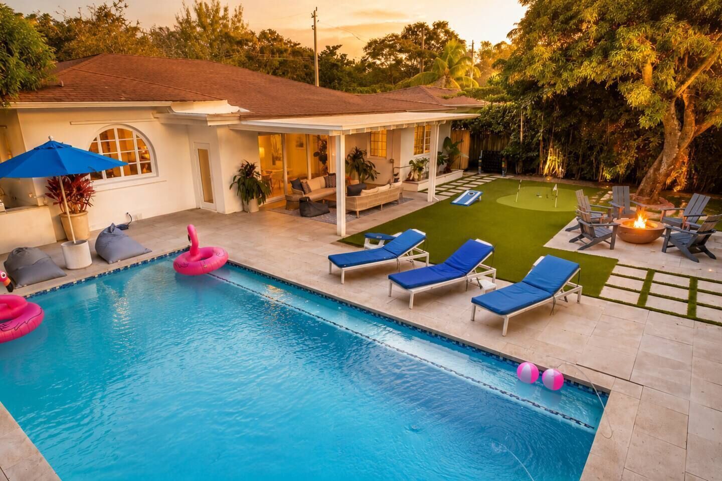 Una piscina al aire libre, una piscina climatizada