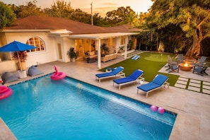 Outdoor pool, a heated pool - Perfect Location Family Friendly - Heated Salt Pool - Outdoor Kitchen-Firepit (Miami)