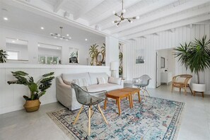 Una Smart TV, una oficina, una impresora