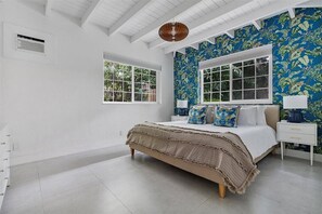 4 dormitorios, escritorio, tabla de planchar con plancha y cuna de viaje