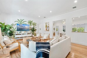 Una Smart TV, una oficina, una impresora