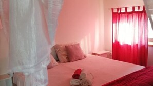A bedroom with a bed, a canopy, pillows, and a red curtain. - Studio apartment in Funtana with Balcony, Air condition, WIFI, Washing machine (4982-2) (Funtana)