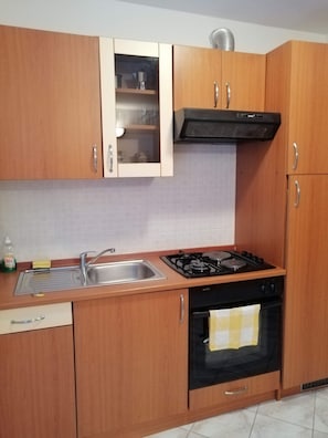 Réfrigérateur, four, plaque de cuisson, lave-vaisselle