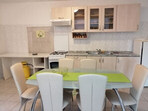 Fridge, oven, coffee/tea maker, electric kettle - Apartment in Funtana with Terrace, Air condition, WIFI, Washing machine (4982-6) (Funtana)