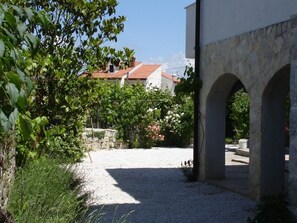 Property grounds - Apartment in Funtana with Balcony, Air condition, WIFI, Washing machine (4982-10) (Funtana)