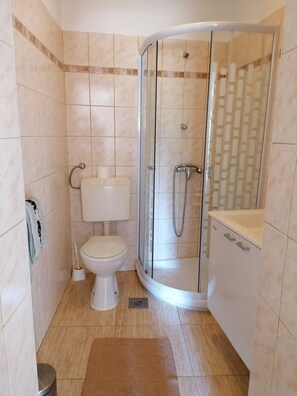 Banheira, secador de cabelo, toalhas de banho