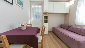 A compact living space with a dining table, chairs, a sofa, and a cabinet. - Apartment in Drašnice with Seaview, Terrace, Air condition, WIFI (4992-1) (Drašnice)