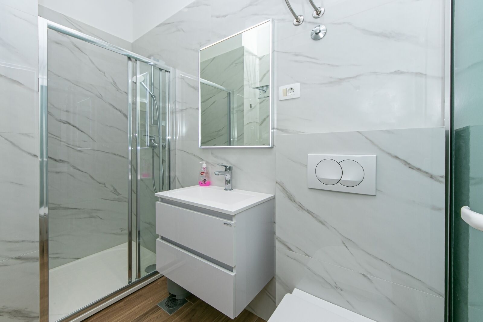 Shower, towels