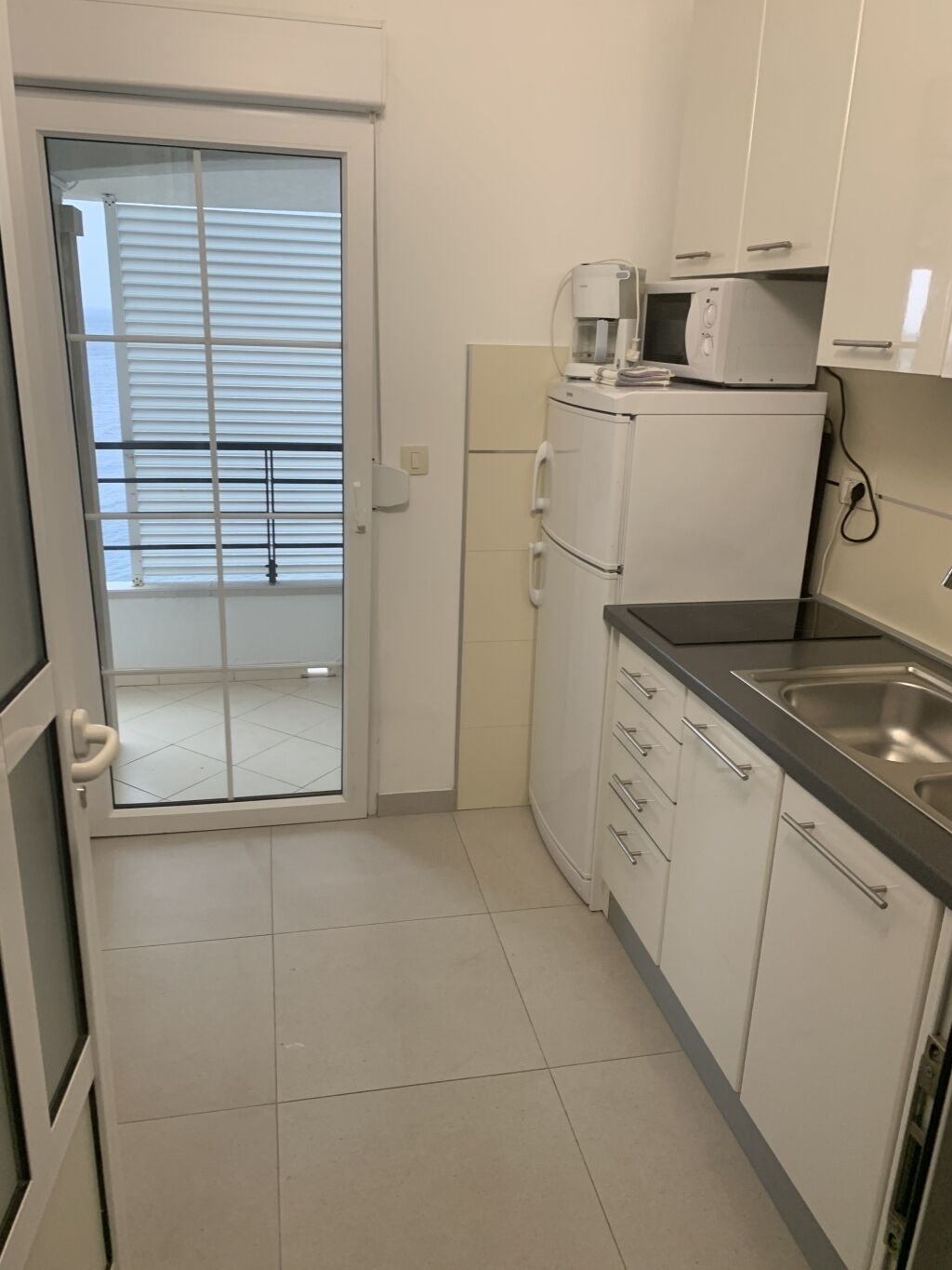 Refrigerador, microondas, utensilios de cocina