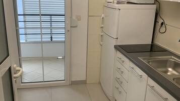 Refrigerador, microondas, utensilios de cocina