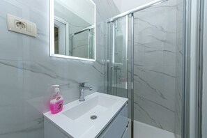 Shower, towels