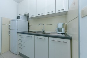 Kylskåp, mikrovågsugn, spishäll och diskmaskin