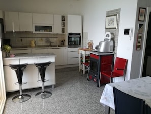 Fridge, microwave, stovetop, dishwasher