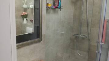 Douche, serviettes fournies