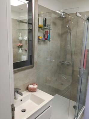 Shower, towels