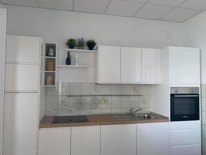 Kühlschrank, Mikrowelle, Herdplatte, Geschirrspüler