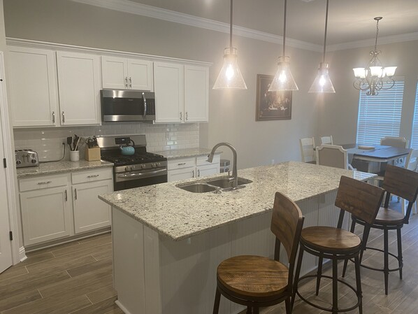 Fridge, microwave, oven, stovetop - Golf, beaches, restaraunts and casinos (Pass Christian)