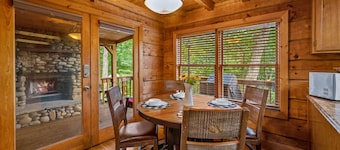 Cozy Cabin, Mtn Views, Wood Fireplaces, Hot Tub, Pool Table, Pools, Pickleball