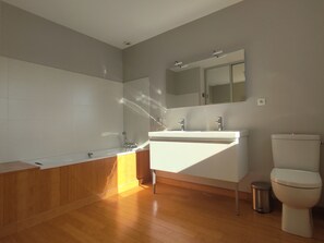 Baignoire, séchoir à cheveux, serviettes fournies, papier de toilette