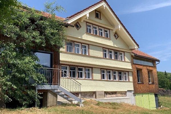 Schmuckfassade auf Südseite mit Blick auf Schönengrund (Appenzellerland)
