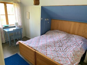3 bedrooms, free WiFi, bed sheets - Historic Farmstead with beautiful views out to Swedish countryside (Östergötlands län)