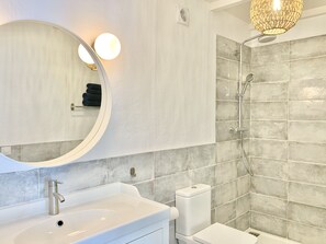 Regadera, secadora de cabello, toallas, papel de baño